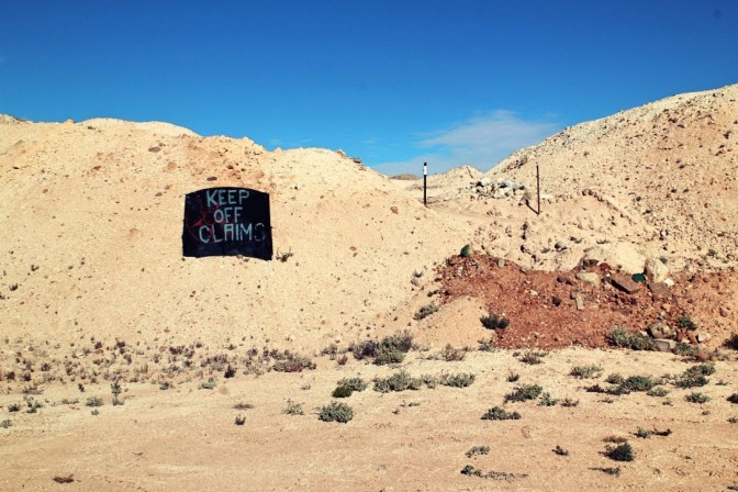 Andamooka opal claim keep off sign